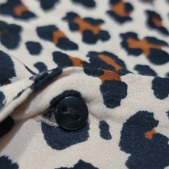 ARIZONA Animal Print Aesthetic Collared Button-Up Blouse - Picture 4 of 8